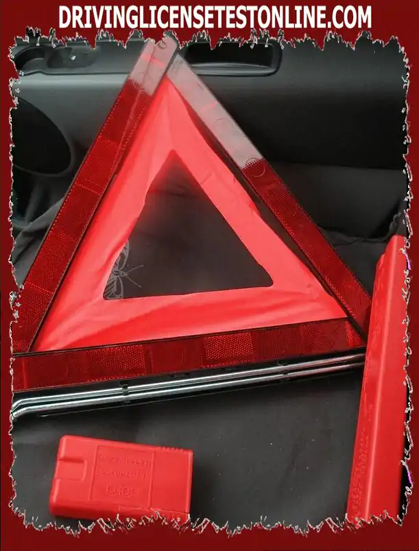 Is the warning triangle compulsory in passenger cars ?