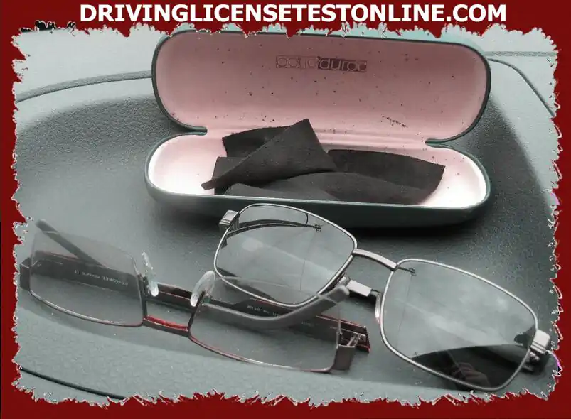 Giấy phép lái xe của tôi có đề cập đặc biệt là 01 Thiết bị điều chỉnh thị lực, tôi có phải đeo kính hoặc kính áp tròng mọi lúc khi lái xe không ?