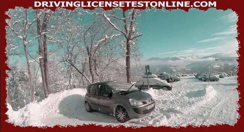 Fordon utrustade med : har tillstånd att köra på snötäckta vägar.