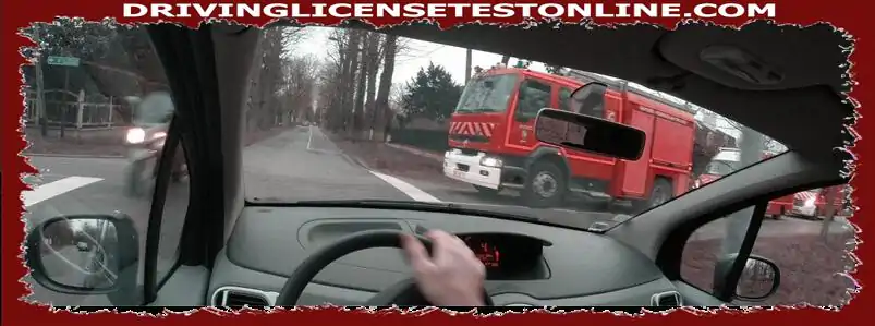 Denna konvoj av brandmän använder inte sina ljud- eller ljuslarm . Måste stanna vid stoppskylten ?