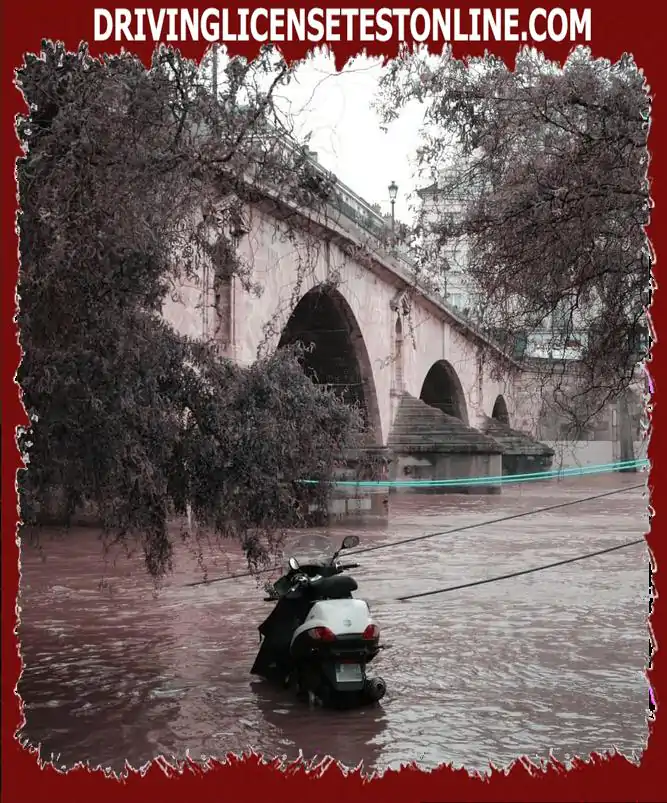 Durante las alertas de inundación, estaciono mi vehículo en el muelle de un río ?
