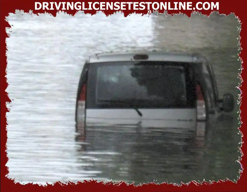 Ägaren till denna bil som översvämmas av en flod översvämmas