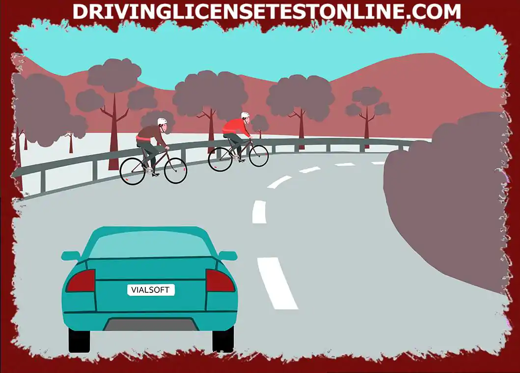 Ar šioje situacijoje vairuotojas turėtų aplenkti dviratininkus ?