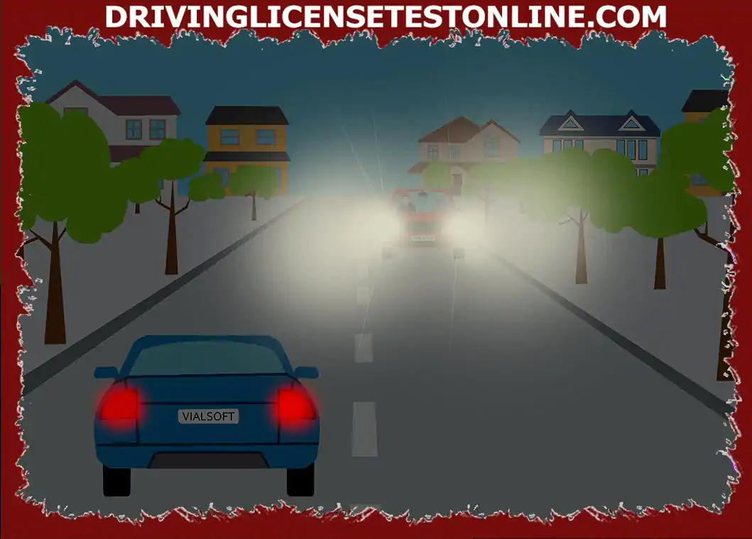Co by měl dělat řidič, pokud by byl oslněn světly protijedoucího vozidla ?