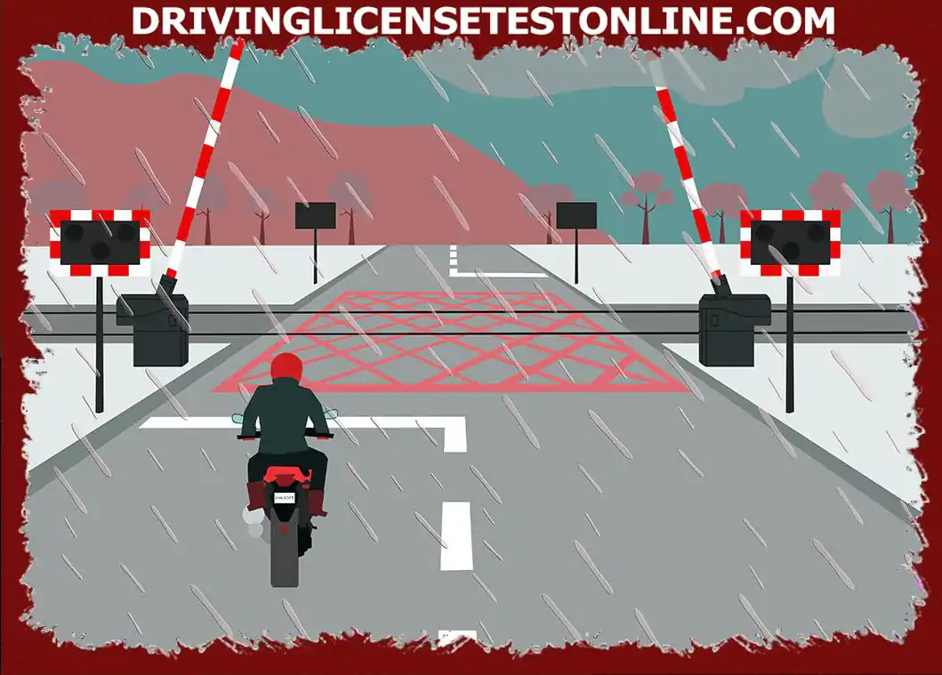 À quoi doit faire attention un motocycliste à l'approche d'un passage à niveau