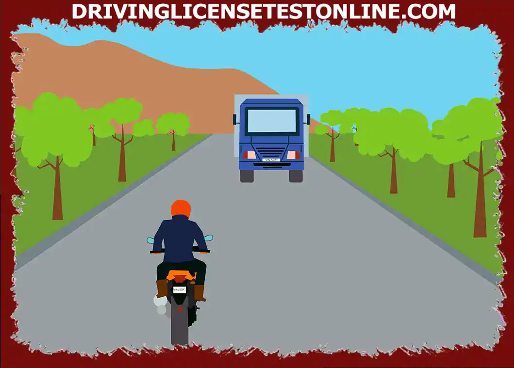 在狭窄的道路上遇到大型车辆时，摩托车手应该注意什么?