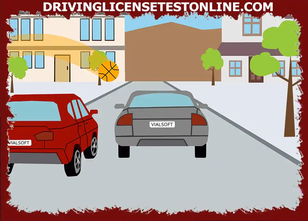 Az ezüst színű autó megelőzi a parkoló piros kocsit, mit kell tennie a sofőrnek ebben...