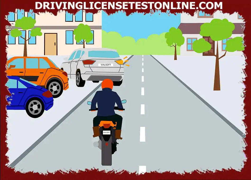 ¿Qué debe tener en cuenta un conductor cuando sigue al motociclista y el automóvil blanco está dando marcha atrás en la carretera? ?