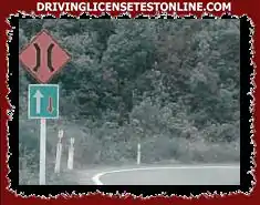 この標識は、1車線の橋に向かっているときに何を示していますか?