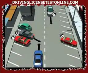 De los cuatro peligros marcados, cuál es más probable que requiera que tome medidas urgentes si es el conductor del automóvil azul ?