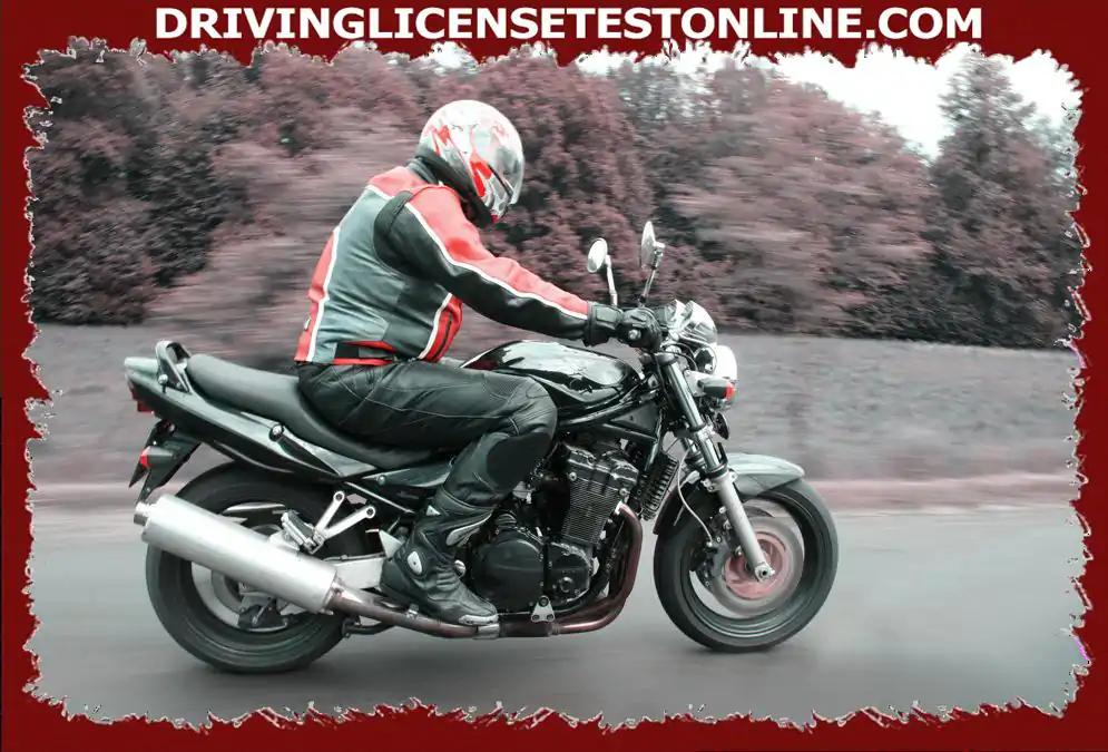 De motorfiets op de foto heeft zijn banden in perfecte staat en circuleert op een droge weg met...