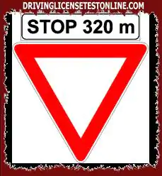 Signalisation routière : | Le panneau indiqué vous oblige uniquement à ralentir et, le cas échéant, à céder le passage à l'intersection à 320 mètres