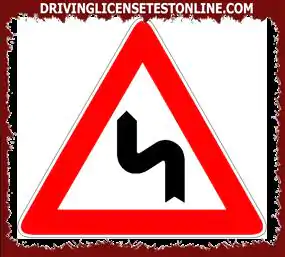Путни знакови : | Приказани знак указује на деформисан део пута