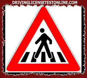 Signalisation routière : | En présence du panneau indiqué, si vous ne donnez pas la priorité aux piétons traversant sur les bandes appropriées, vous encourez la soustraction de points du permis