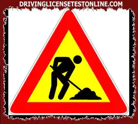 Приказани знак упозорава на могуће присуство мушкараца који раде на путу или на њему