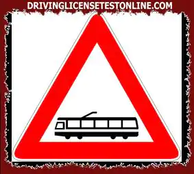 Znaki drogowe : | Znak na obrazku zapowiada spowolnienie, bo tramwaj może przejechać trochę dalej