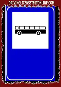 Parādītā zīme norāda vietu, kur gaidīt ārpus pilsētas sabiedriskā transporta autobusu