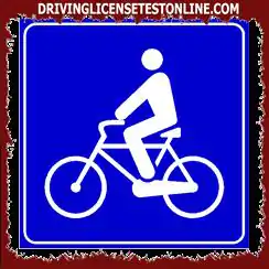 Приказани знак | је комбинован са тракама за прелазак бицикла