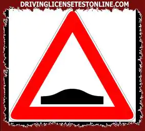 Signalisation routière : | Le panneau indiqué indique une bosse