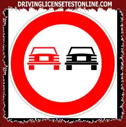 El letrero mostrado | prohíbe adelantar entre vehículos, incluso si la maniobra se puede...