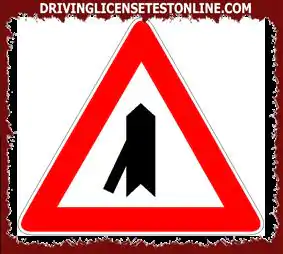 Skylten som visas på motorvägarna föregår den obligatoriska vänster svängskylten
