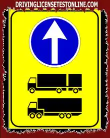 Приказани знак упозорава смер за место за пуњење горивом и паркинг за тешка возила