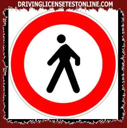 Показаният знак | забранява транзита на пешеходци