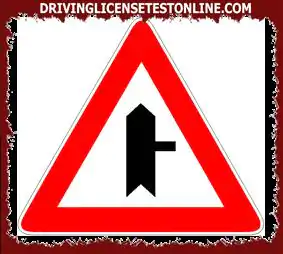 لافتات الطريق | تشير العلامة المعروضة إلى تقاطع حيث يكون للسائق حق مرور على المركبات القادمة من اليمين