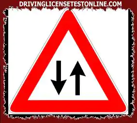 Liikennemerkit : | Esitetty merkki osoittaa, että yksisuuntaisesta ajoradasta tulee kaksisuuntainen liikenne