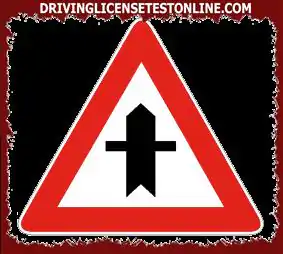 Pokazany sygnał | zapowiada skrzyżowanie z pierwszeństwem w odniesieniu do pojazdów jadących...