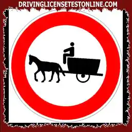 Показаният знак | забранява транзита на превозни средства, теглени от магарета