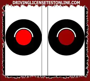 The flashing red lights in the picture | force you to stop at the access of a narrow bridge