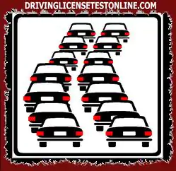 Signalisation routière : | Le panneau supplémentaire affiché indique la possibilité de trouver des véhicules à l'arrêt dans la colonne