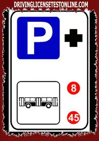 Shenja e treguar | tregon se pas parkimit të makinës është e mundur të merrni autobusin n . 8 ose n . 45