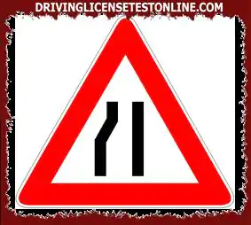 Parādītā zīme vēsta par bīstamu sašaurinājumu brauktuves kreisajā pusē