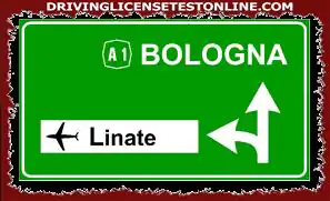 El letrero que se muestra | le advierte de un cruce a la izquierda del aeropuerto de Linate