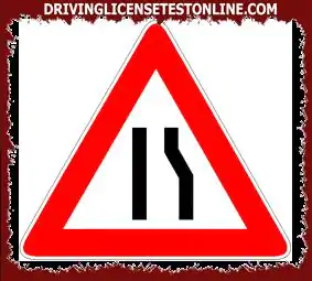 Pokazany znak | informuje o zwężeniu jezdni spowodowanym ścianami lub innymi przeszkodami...