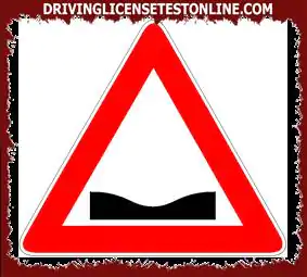 El letrero que se muestra | predice un tramo de carretera peligroso debido a una cuneta