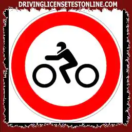 El cartell que es mostra prohibeix el trànsit de tots els vehicles de dues rodes
