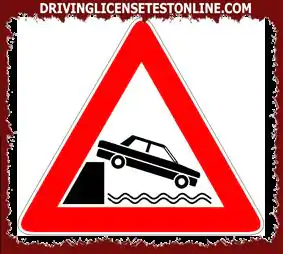 Signalisation routière : | Le panneau représenté annonce la fin de la route sur la berge d'un canal
