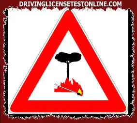 Пътни знаци: | Показаният знак показва зони отстрани на пътя, които са изложени на висок риск от пожар