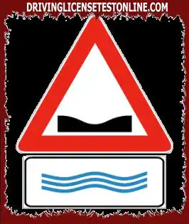 Signalisation routière : | Le panneau indiqué indique que la route peut être inondée en cas de fortes pluies