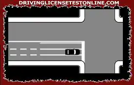 Change of direction: | When traveling on a three-lane half-lane, as shown in the figure, to turn left you must use the central lane