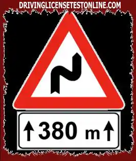 도로 표지판: | 표시된 표지판은 위험한 커브가 연속적으로 있는 도로 구간의 길이를 나타냅니다.