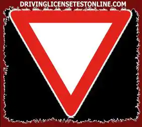 Liiklusmärgid : | Näidatud märk hõlmab teed andmist sõidukitele, mis sõidavad...