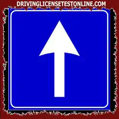 Prikazani znak ukazuje na | vožnju samo jednom trakom