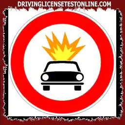 Signalisation routière : | En présence du panneau indiqué, le transit de véhicules transportant des produits facilement inflammables est autorisé, à condition qu'ils ne soient pas explosifs