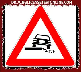 Vägmärken : | Det visade skylten meddelar en vägsträcka med en böjlig axel