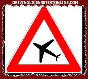 Pokazany znak | jest umieszczony w miejscach, w których samoloty mogą latać na...
