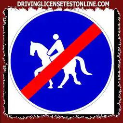 표시된 | 표시는 말 통행이 금지된 도로의 끝 부분에 있습니다.